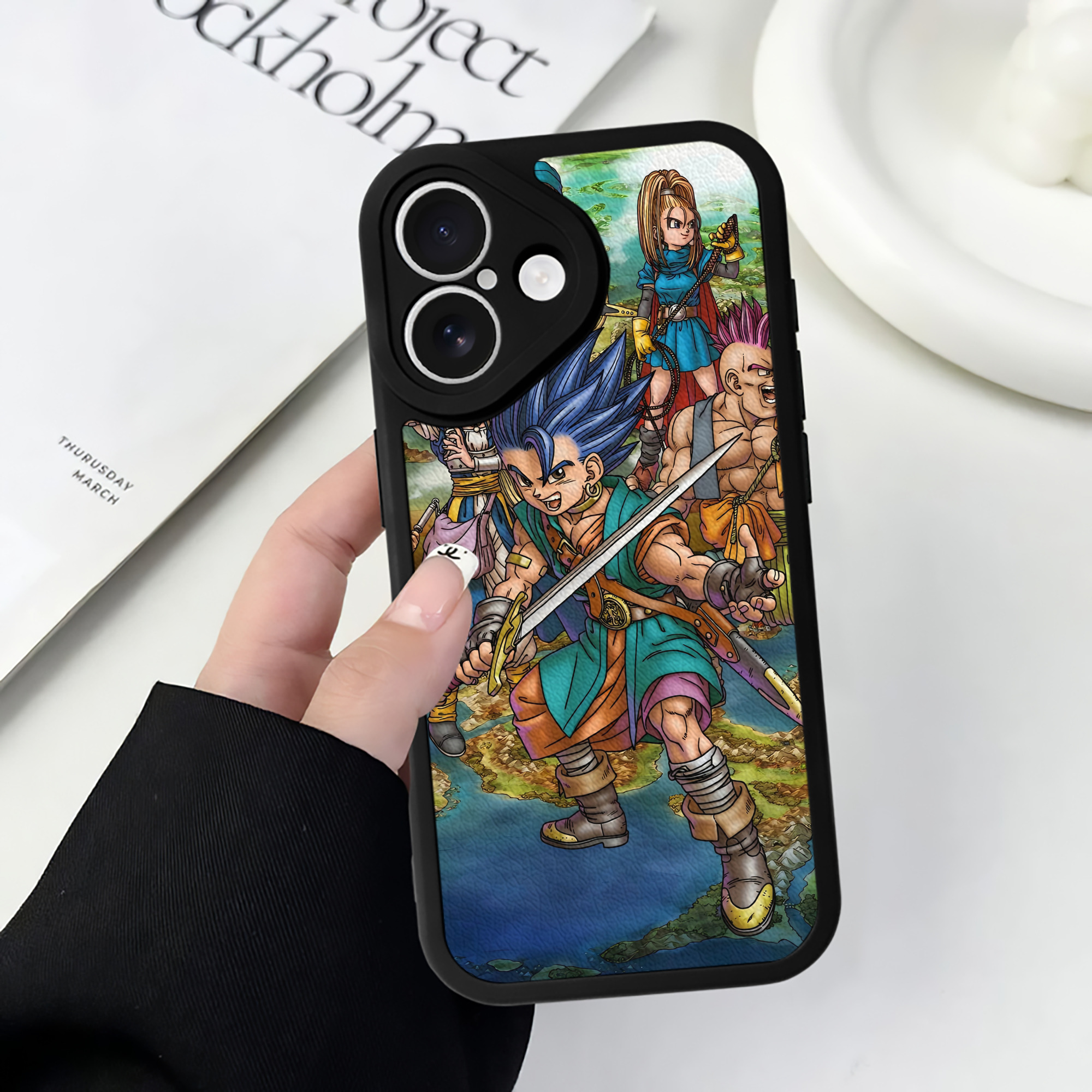 （画像用） ドラゴンクエスト Doragon Kuesuto Dragon Quest 【iPhone 16シリーズ対応】シリコンスマホケース（レザー調） 材質：シリコン